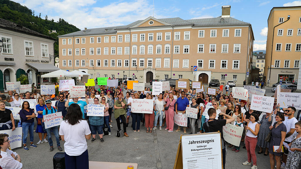 "Bildung brennt" - Kundgebung am Mozartplatz