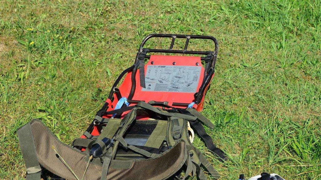 Paragleiter bleibt in Baum hängen