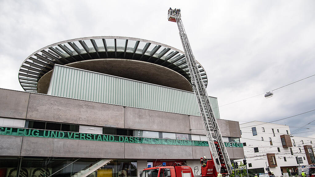 Einsatz\u00fcbung mit brennendem Hubschrauber