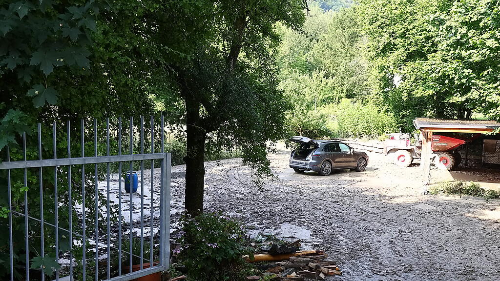 Aufr\u00e4umarbeiten in Hallein