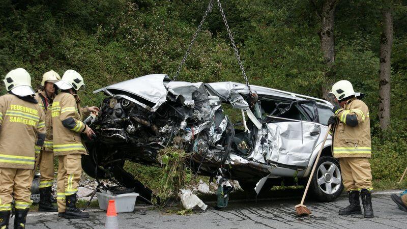 Die FF Saalfelden barg das Autowrack des tödlich verunglückten Pkw-Lenkers aus dem angrenzenden Bach.