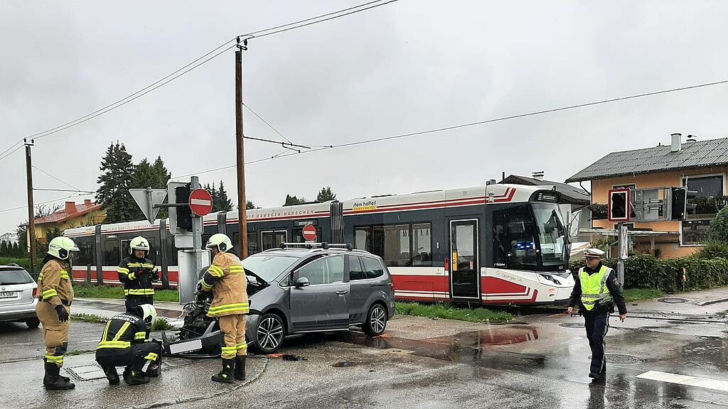 OÖ: Auto kracht in St. Georgen gegen Lokalbahn