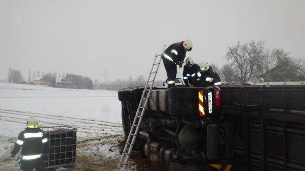 Lkw kippt um und verliert Diesel