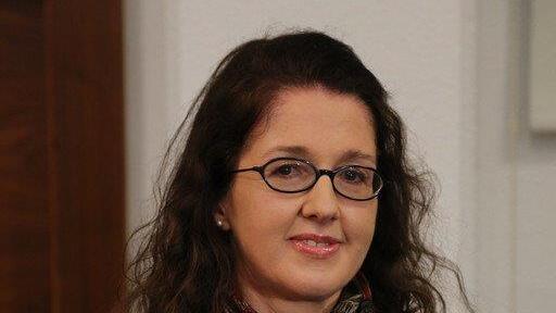 Monika R. tritt vor Medien