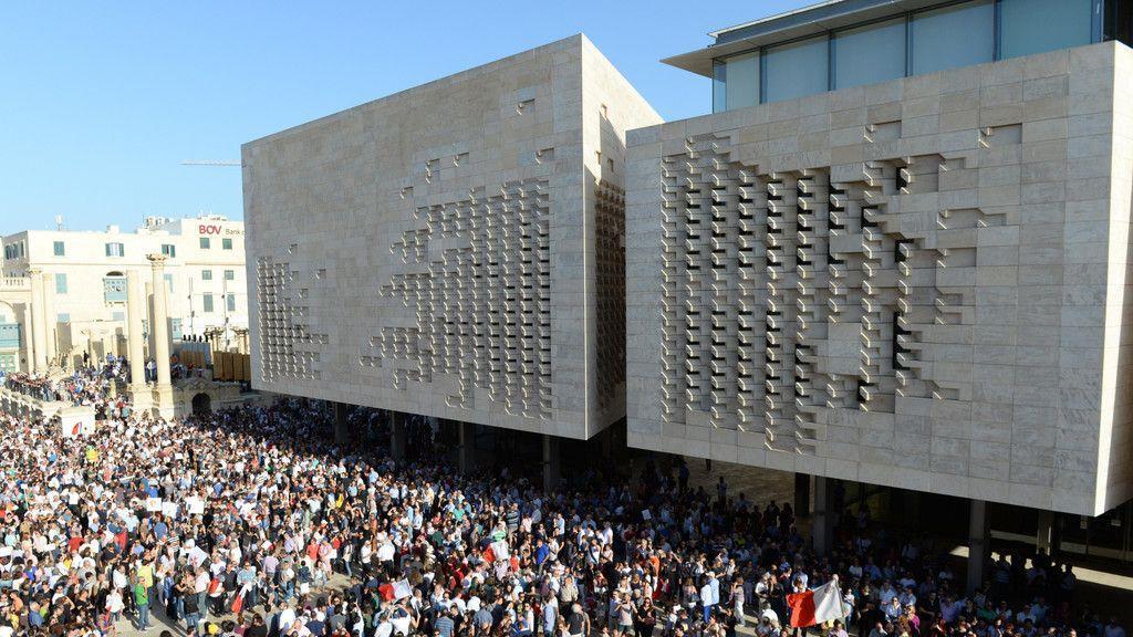Mega-Demo nach Mord an Journalistin auf Malta