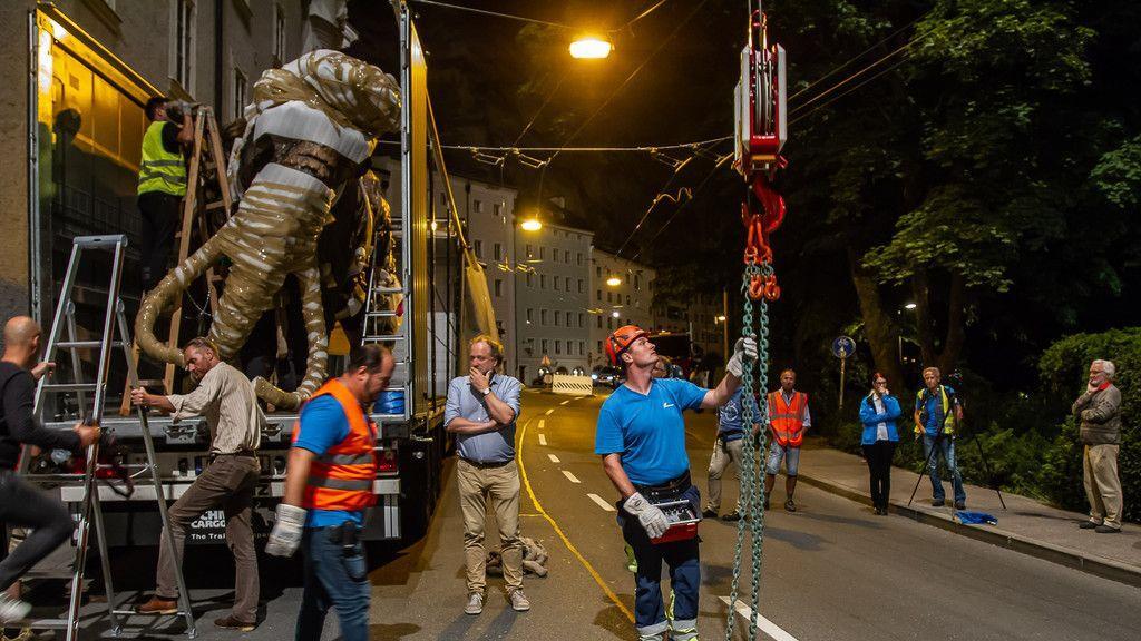 Mammut schwebt über Salzburg II