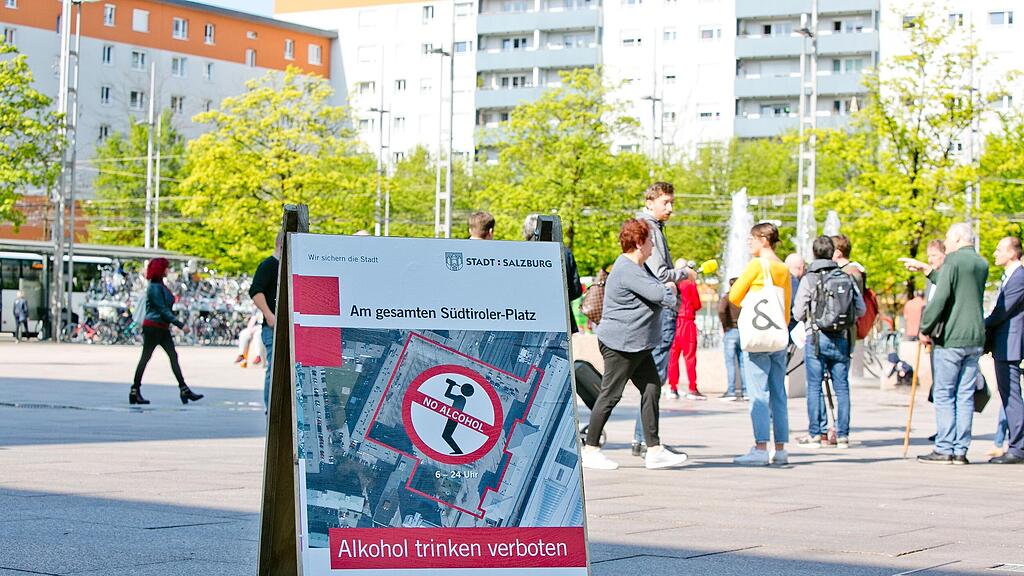 Diese Zeichen machen seit Mitte April am Hauptbahnhof auf das Alkoholverbot aufmerksam.
