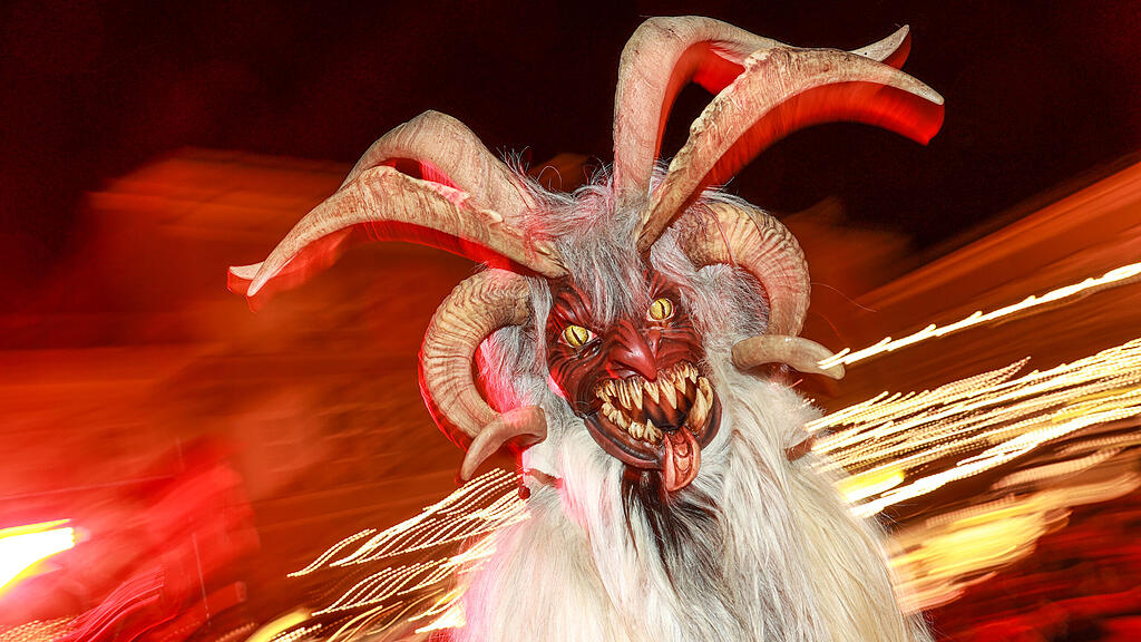 Perchtenlauf in erster Raunacht am Salzburger Christkindlmarkt