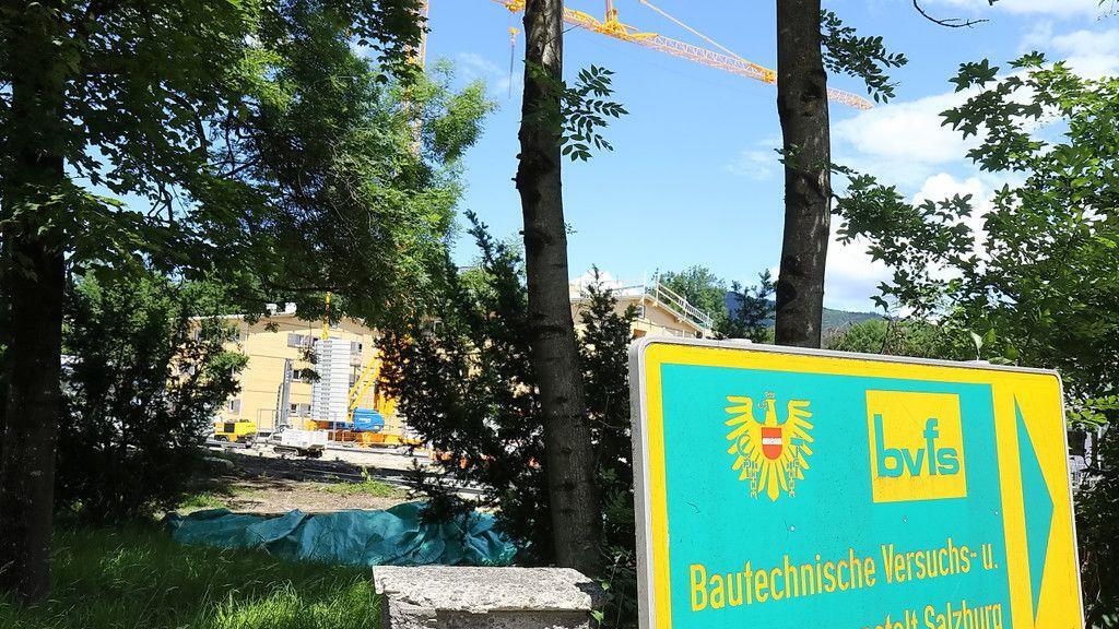 Holzhäuser in der Alpenstraße: Lokalaugenschein auf Baustelle