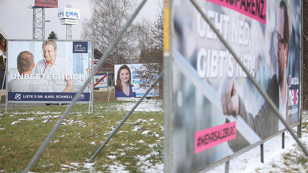 An manchen Straßen stehen die Wahlplakate dicht an dicht.