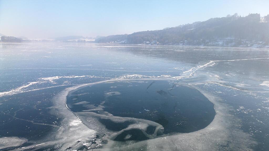 Durch Quellen können sich in der Eisdecke Löcher bilden.