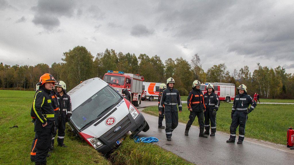 Sternhofweg: Transporter kippt in Graben