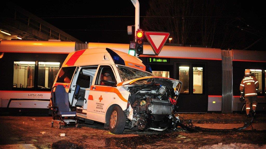 Rettungsauto prallt in Bim