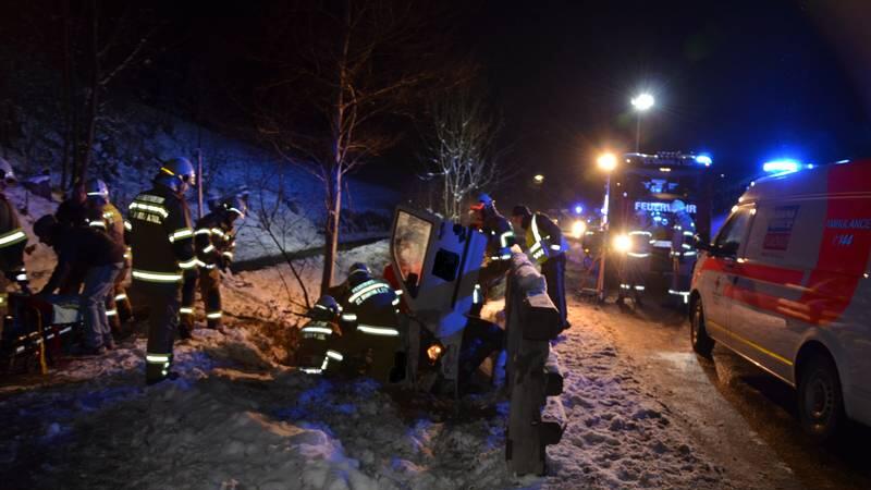 Um den eingeklemmten Fahrer aus dem Auto zu befreien, musste die Feuerwehr die Windschutzscheibe entfernen.