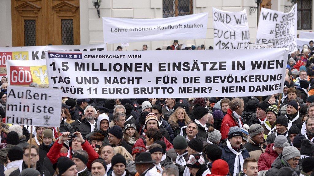 Beamte demonstrieren in Wien