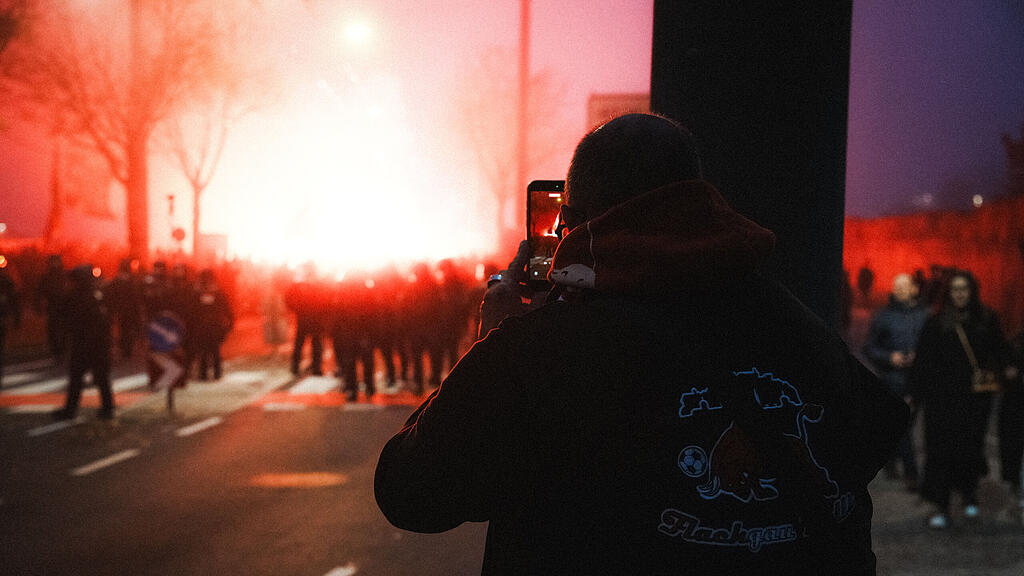 Fanmarsch von Go Ahead Eagles in Salzburg
