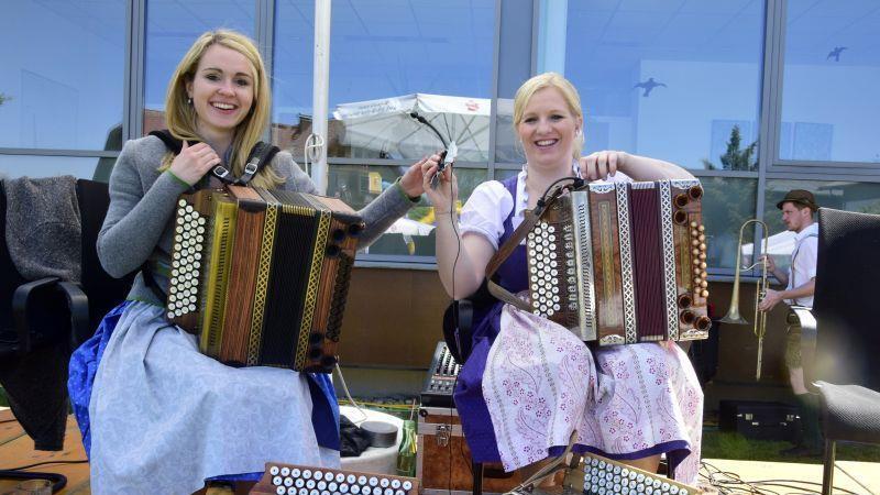 Maibaumaufstellen in Grödig