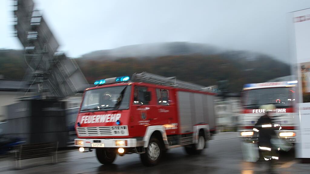 Die Feuerwehr rückte mit acht Fahrzeugen aus.
