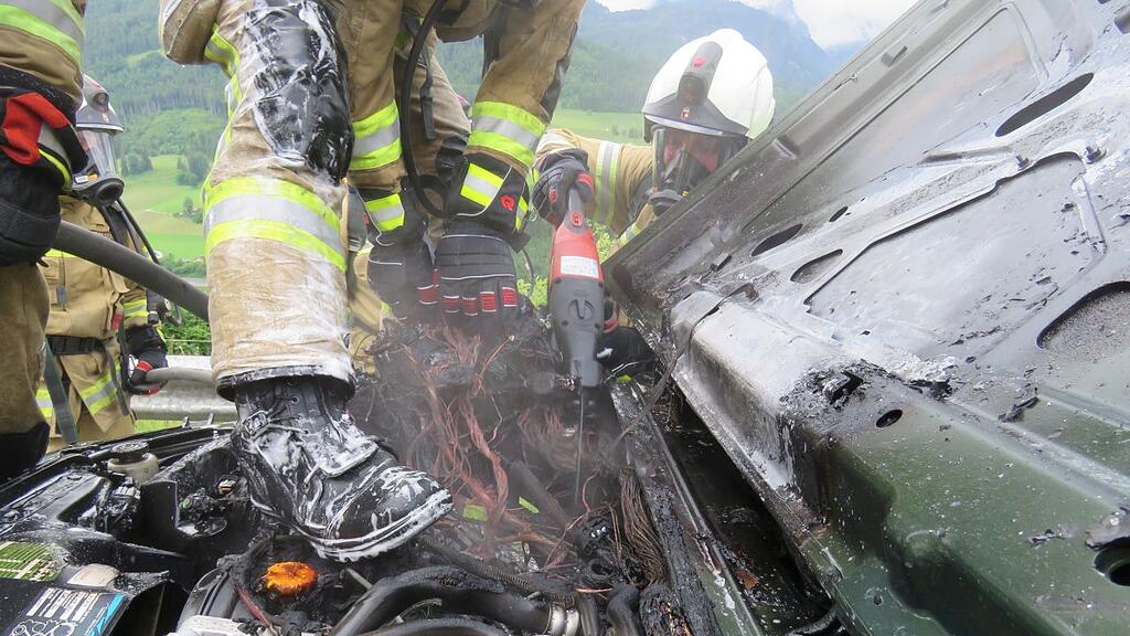 Fahrzeugbrand auf A10 in Pfarrwerfen