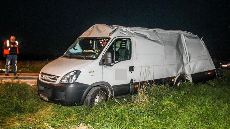 Güterzug rammt Lieferwagen