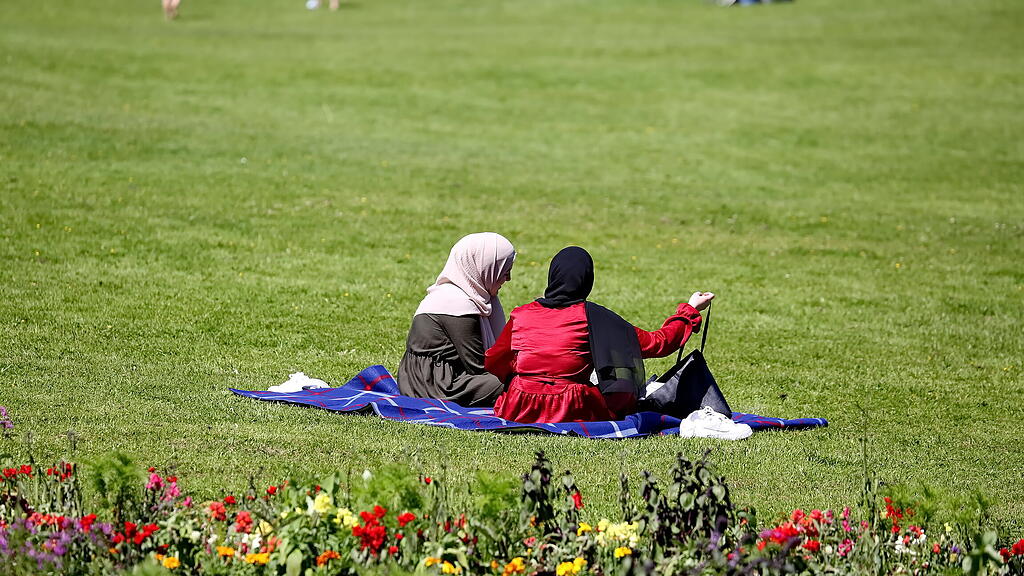 Sommerwetter: Salzburger stürmen Hellbrunn