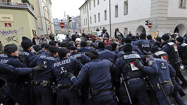 Polizei musste Demonstranten aus dem Weg räumen