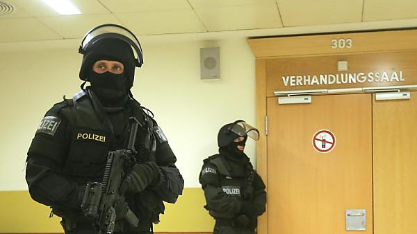 Sicherheitskräfte vor dem Verhandlungssaal