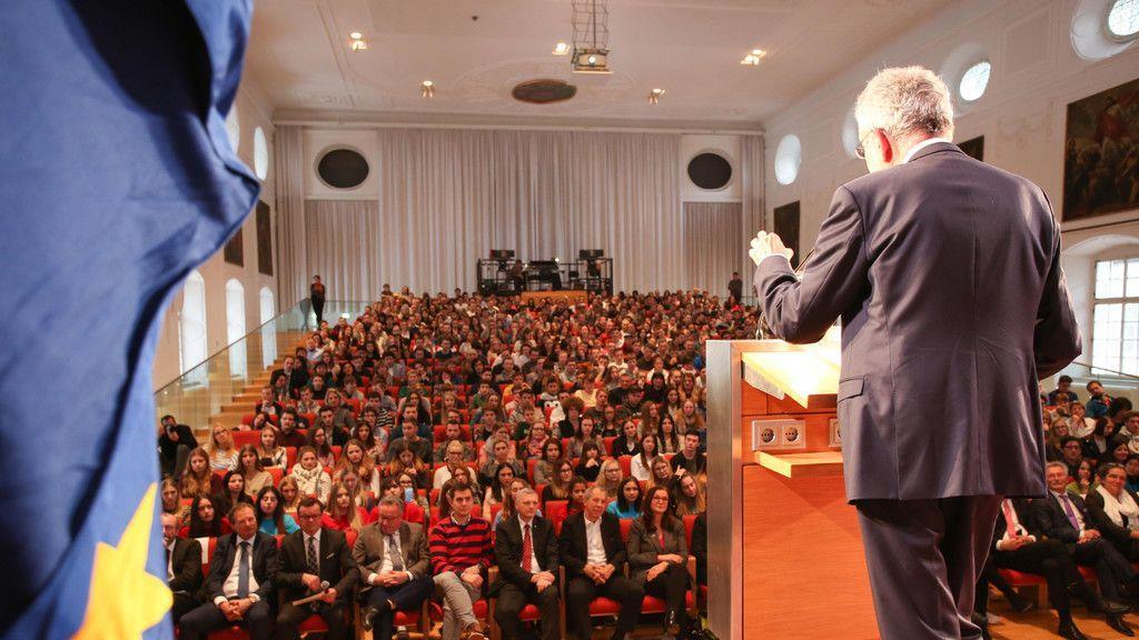 Van der Bellen bei Schülerdiskussion in Salzburg
