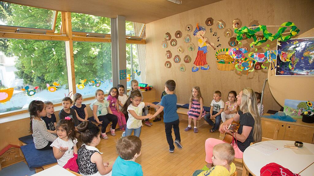Gemeinsames Singen ist essentieller Bestandteil der sprachlichen Frühförderung. (Archivbild)