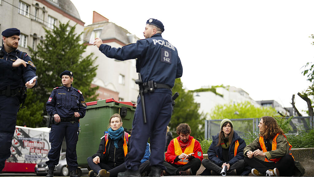 Klimaprotest auf Wiener Reichsbrücke