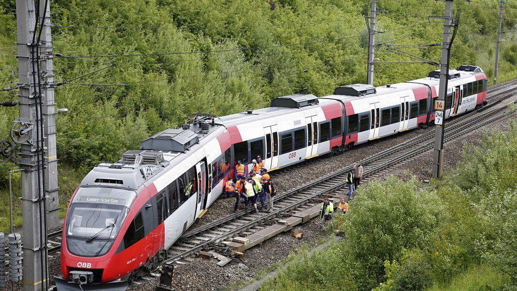 Zug auf Westbahnstrecke bei Vöcklabruck entgleist