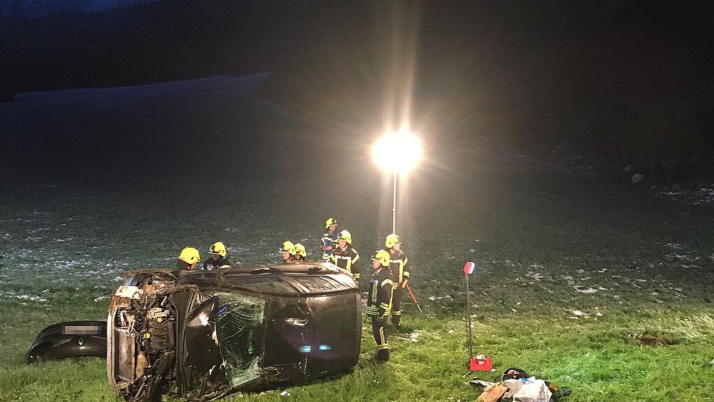 Das Auto überschlug sich und landete in einer Wiese.