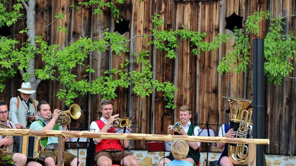 Maibaumaufstellen im Freileichtmuseum
