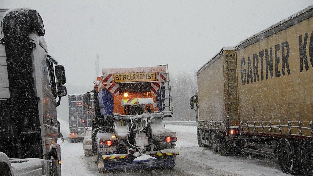 Schnee sorgt für Unfälle und Verkehrschaos: Stau auf der A1