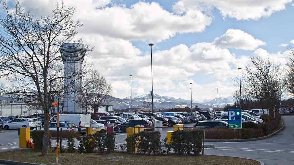 Flughafen sperrt 1.000 Parkplätze