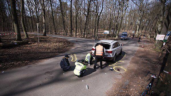 Zwei Radfahrer prallten ungebremst auf das parkende Auto