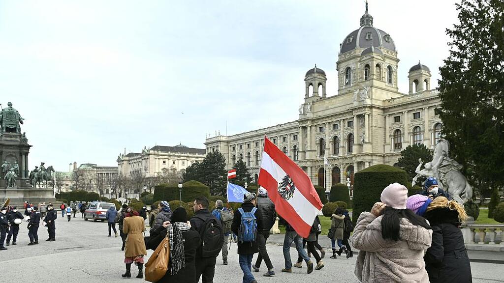 Verbotene Corona-Demo in Wien von Polizei begleitet