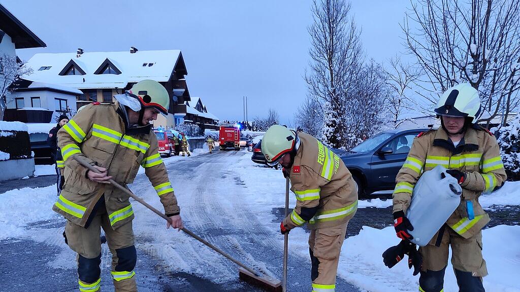 Hallwanger Floriani beseitigen 150-Meter-Ölspur