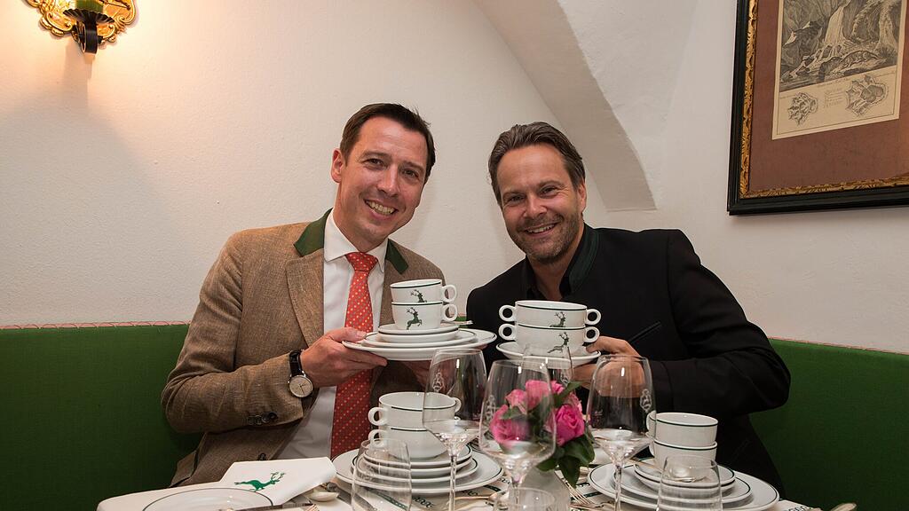 Hoteldirektor Wolfgang Putz (li.) und Moderator und Auktionator Thomas Wollner versteigerten das edle Geschirr.