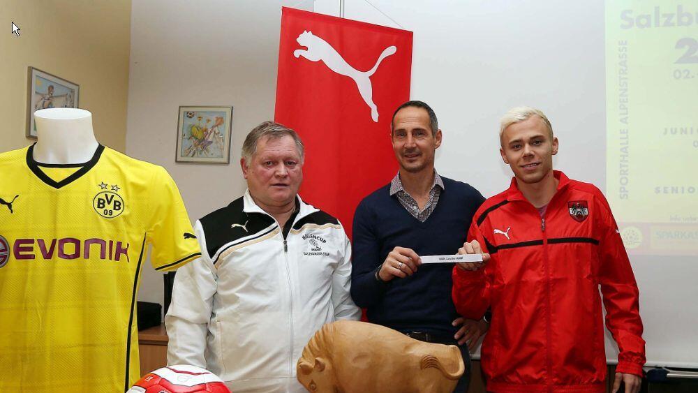 Stier-Organisator Thomas Selner mit den "Glücksfeen" Adi Hütter und Alexander Schlager (v.li.n.re.) bei der Auslosung in Eugendorf.