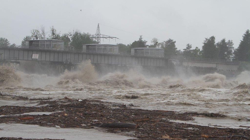 Hochwasser: Abtransporte im Kraftwerk Braunau