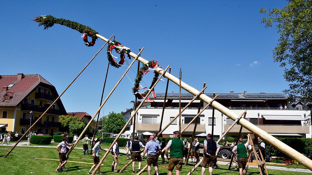 Maibaumaufstellen in Grödig