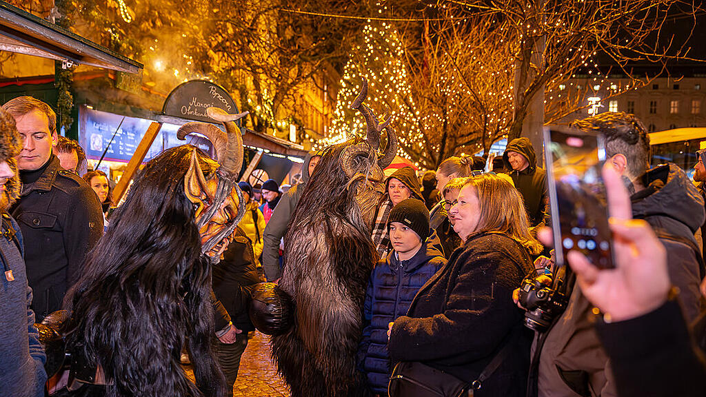 Alt Gnigler Krampusse beim Weihnachtsmarkt am Mirabellplatz