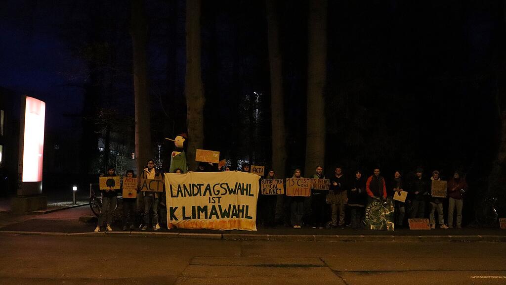 Klimaaktivisten demonstrieren vor der ORF Landeszentrale!