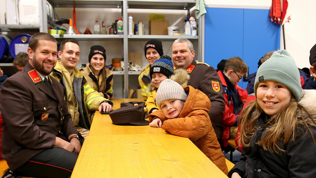 Feuerwehr Friedenslicht\u00fcbergabe im Bezirk Flachgau
