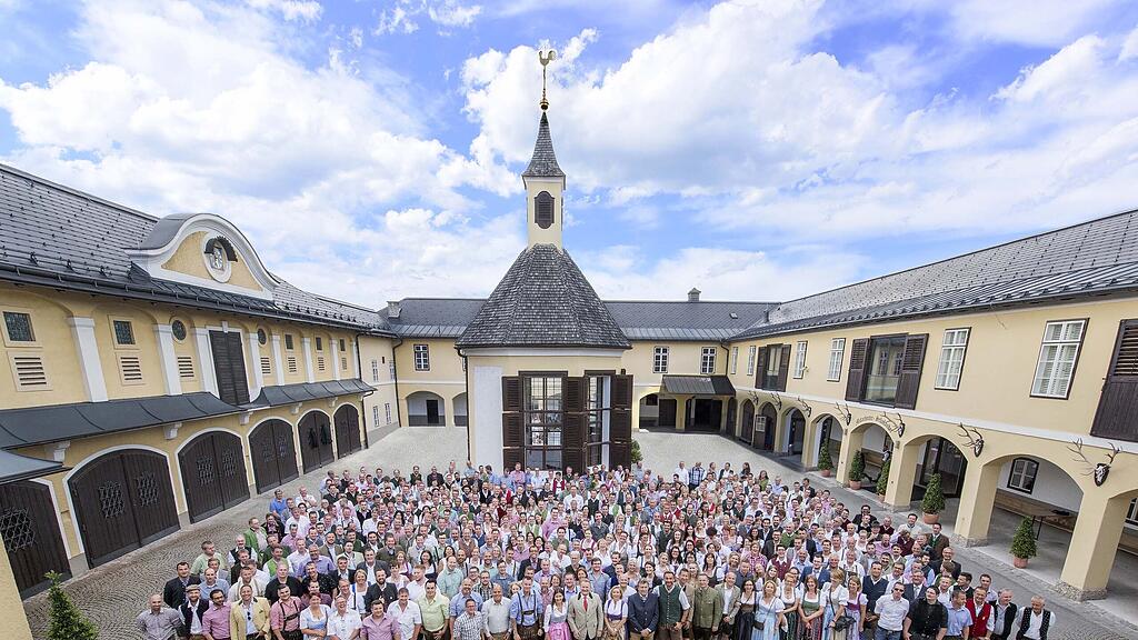 525 Jahr-Feier in der Rochuskaserne am Gelände der Stieglbrauerei und (fast) alle Stiegl-Mitarbeiter waren dabei.