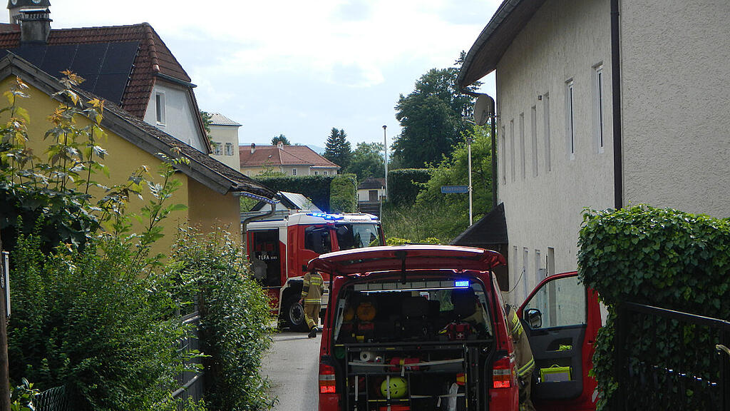 FF Oberndorf rettet Kleinkind aus Auto