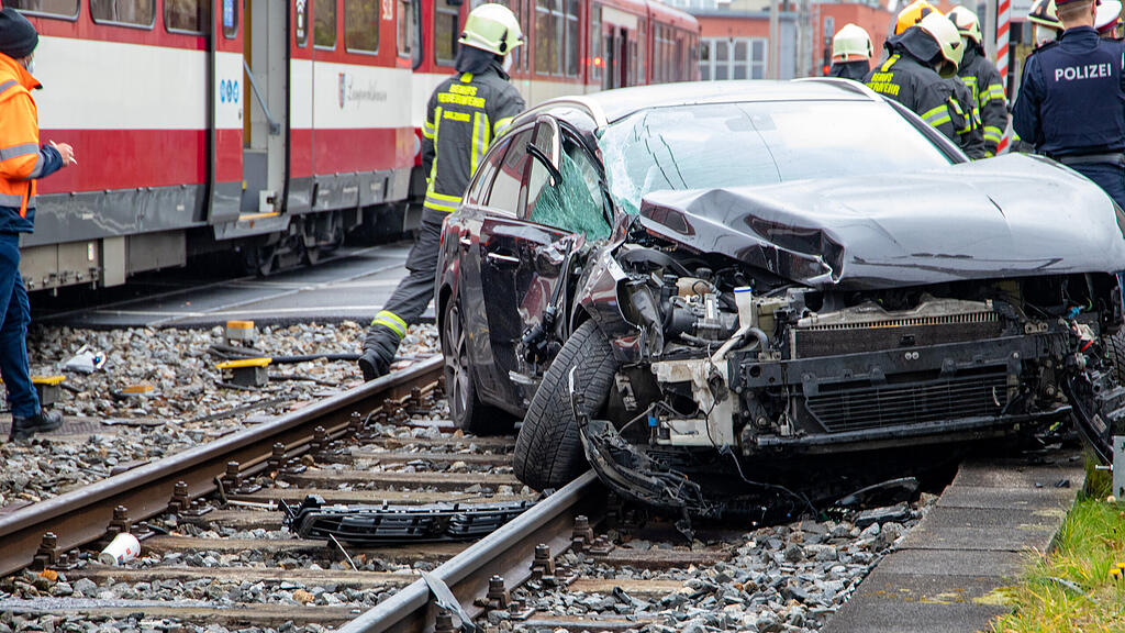 Pkw kontra Lokalbahn in Itzling