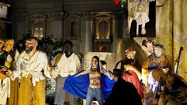 Femen-Aktivistin in Weihnachtskrippe