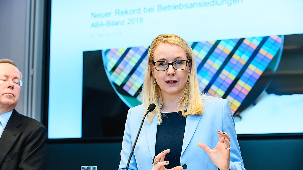 Schramböck kündigt eine Digitalisierung der Rot-Weiß-Rot-Card an